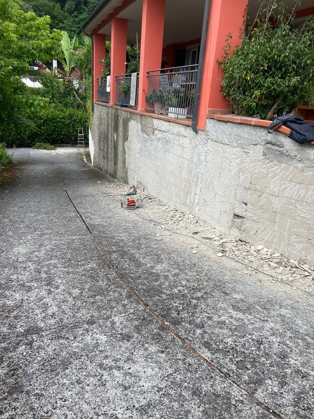 Muro di cinta in cemento a vista, prima dell'intervento