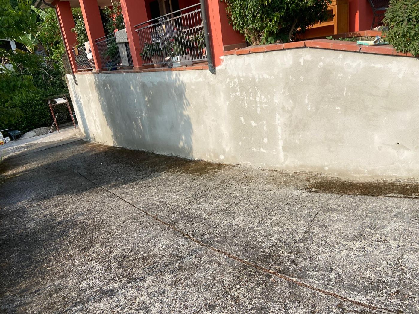 Muro di cinta dopo la stesura dell'intonaco