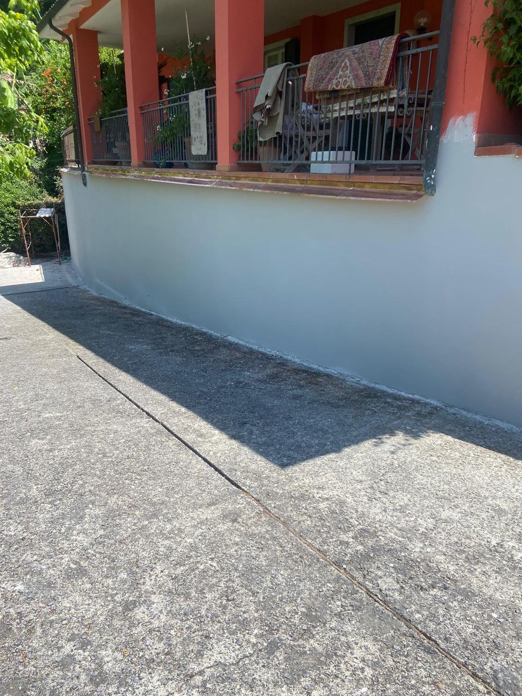Muro di cinta tinteggiato, lavoro concluso