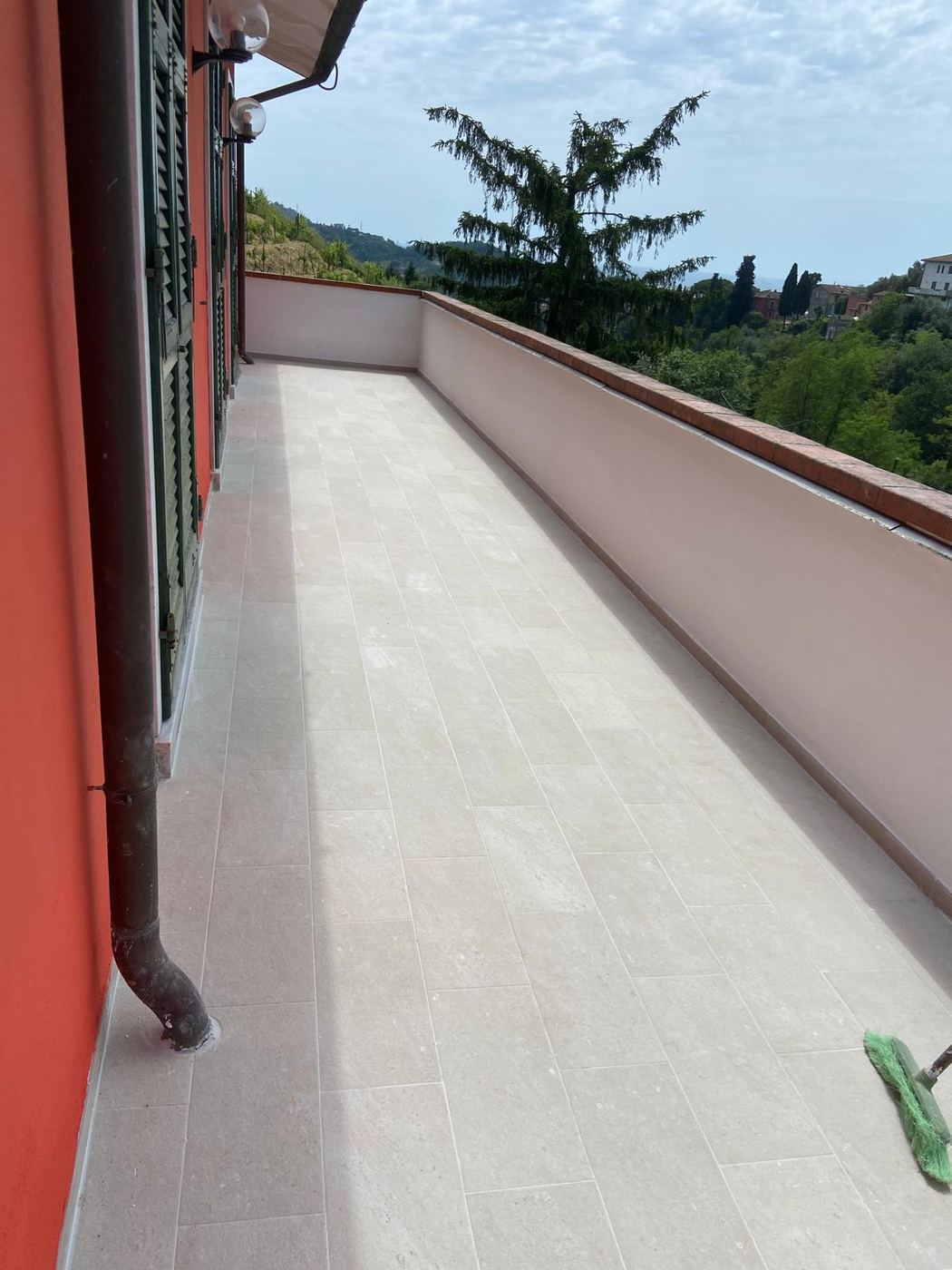 Terrazzo con nuova pavimentazione in gres e vista sulle colline